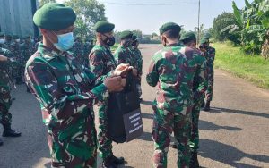 Jelang Lebaran, Pangkostrad Bagikan Ini Pada Prajurit Armed 9 Pasopati