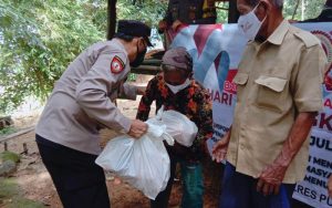 Polisi Purwakarta Bagikan Sembako Menyambut HUT Bhayangkara ke-75