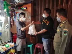Ini Bukti Kepedulian Satpol PP Purwakarta Bagikan Ratusan Sembako ke Pedagang Kecil
