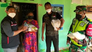 Kodim 0619/Pwk Bersama ACT dan Jabar Bergerak Salurkan Beras Secara Door to Door Kepada Masyarakat