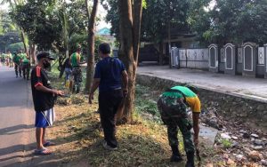 Batalyon Armed 9 Pasopati Kostrad Karya Bakti Bersama Warga Bersihkan Lingkungan