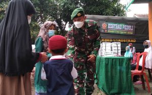 Kostrad Peduli di Masa Pandemi, Resimen Armed 1/1 Sebar Ribuan Nasi Kotak