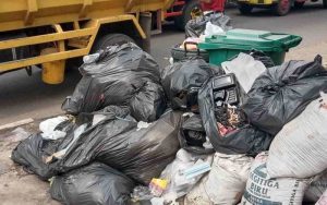 Video: Diduga Limbah Medis RSIA di Purwakarta Berserakan di Pinggir Jalan