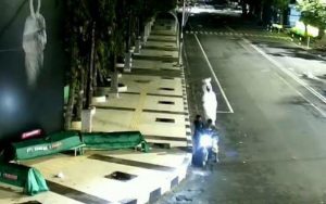 Video: Patung Pocong di Alun-Alun Kabupaten Lamongan Dicuri Orang