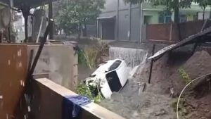 Video: Sungai Cijerah Jebol, Mobil Avanza Hanyut Terbawa Arus