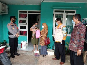 Punya Cara Sendiri, Unsur tiga Pilar Campaka Sambangi Warga Sedang Isoman di Perum Bukit Residence