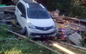 Mobil Avanza Tabrak Warung Sate Maranggi Hingga Terjun ke Jurang di Wanayasa