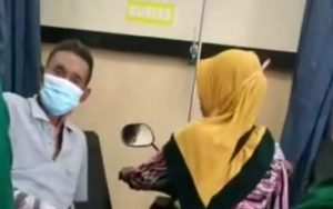 Video: Emak-Emak Bawa Motor Masuk ke Ruang IGD di Situbondo