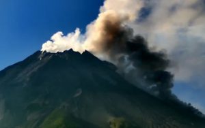 Level Siaga! Gunung Merapi Muntahkan Awan Panas Guguran Pada Radius 2 Km