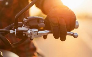 Penyebab dan Cara Mengatasi Kopling Motor Agar Tidak Keras