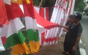 Pandemi Covid-19, Pedagang Bendera Musiman di Purwakarta Sepi Penjualan