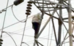 Bikin Geger, Seorang Pria Nekat Memanjat Tower Listrik Waktu Hujan