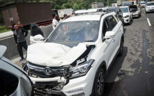 Berita Foto: Kecelakaan Beruntun 11 Mobil Terjadi di Kilometer 49 Tol Jakarta-Cikampek