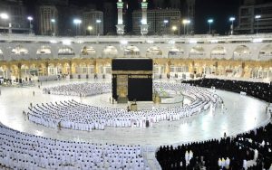 Untuk Pertama Kalinya, Jamaah Shalat di Masjidil Haram Kembali Rapatkan Shaf