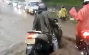 Sebuah Video Pengendara Motor di Lembang Terseret Arus Banjir Viral di Media Sosial