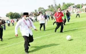 Wagub Jabar Main Sepakbola di Stadion Mini Berstandar Internasional Kedua di Jabar