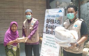 Yayasan Bina Umat Gelar Operasi Pangan Gratis Bagi Masyarakat Purwakarta