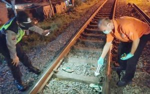 Seorang Pria Meninggal Dunia Tertabrak Kereta Api Harina di Simpang Purwakarta