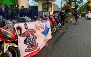Komunitas Yamaha R15 Purwakarta Berbagi Takjil Ramadhan Bagi Pengguna Jalan