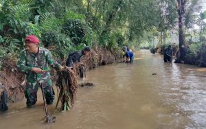 Musim Penghujan, Satgas Citarum Harum Bersihkan Aliran Sungai Cigoong Darangdan