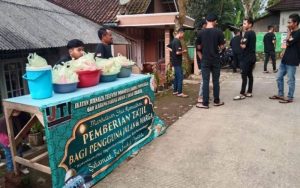 Karang Taruna Desa Cibeber Kiarapedes Gelar Bhakti Sosial Pemberian Takjil Ramadhan