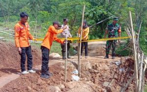 Akibat Hujan dan Pergeseran Tanah, Jalan Penghubung Kecamatan di Purwakarta Terputus