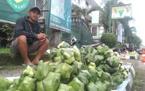 Setiap Hari Raya Idul Fitri, Pengrajin dan Penjual Anyaman Ketupat Lebaran Banjir Pesanan