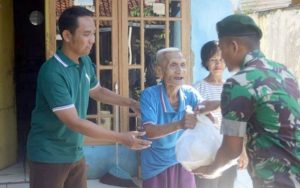 Batalyon Armed 9 Pasopati Kostrad Bagikan Paket Sembako Door to Door Kepada Masyarakat