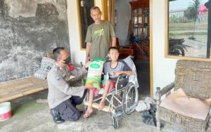 Sambut HUT Bhayangkara Ke-76, Polsek Cibatu Bagikan Beras Kepada Masyarakat Sekitar
