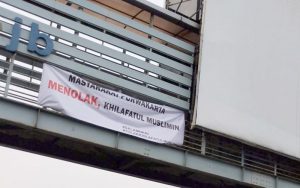 Spanduk Penolakan Khilafatul Muslimin Terpampang di Atas Jembatan Penyeberangan Sadang
