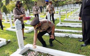Peringati Hari Bhayangkara Ke-76, Polres Purwakarta Ziarah di Taman Makam Pahlawan