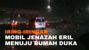 Video Eksklusif: Iring-Iringan Mobil Pembawa Jenazah Emmeril Kahn Mumtaz