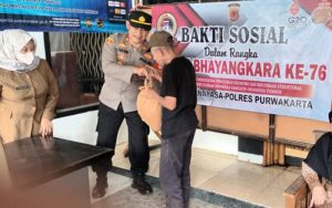 Semarakan Hari Bhayangkara Ke-76, Polsek Wanayasa Berikan Sembako Kepada Warga Lansia