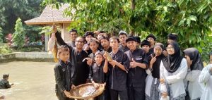 Kadisdik Panen Ikan Bersama Siswa Di Sekolah Ekologi