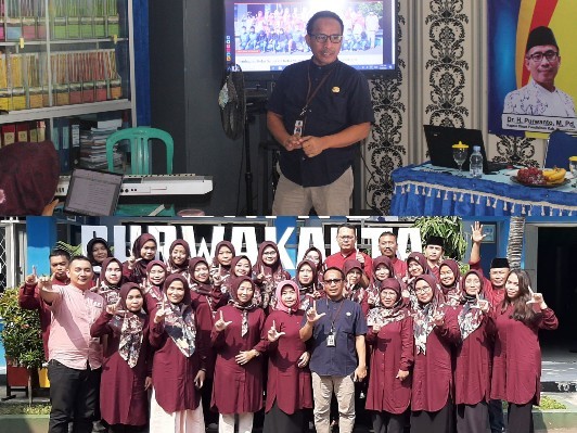 Kadisdik Minta Sekolah Sebagai Tempat Perubahan Cara Berpikir Peserta Didik Selain itu Kadisdik meresmikan Kelas Tahfiz yang akan dijadikan sebagai kelas unggulan di SMPN 8 Purwakarta.