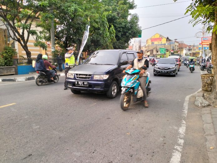 Kepolisian, jajaran Satuan Lalulintas (Satlantas) Polres Purwakarta, Polda Jawa Barat selalu hadir ditengah-tengah masyarakat Kepolisian, jajaran Satuan Lalulintas (Satlantas) Polres Purwakarta, Polda Jawa Barat selalu hadir ditengah-tengah masyarakat