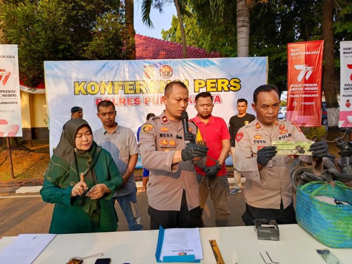 Kompol Ahmad Mega Rahmawan menjelaskan kedua pelaku merupakan spesialis pencuri kendaraan yang sudah berulang kali beraksi.