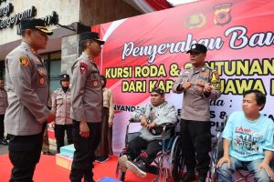 Kapolda Jabar Serahkan Bantuan Kursi Roda Untuk Disabilitas Di Purwakarta