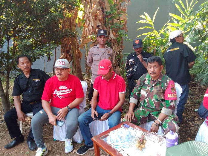 TNI-Polri bersama warga bertujuan untuk mempererat hubungan baik mewujudkan situasi Kamtibmas yang aman dan kondusif. TNI-Polri bersama warga bertujuan untuk mempererat hubungan baik mewujudkan situasi Kamtibmas yang aman dan kondusif.