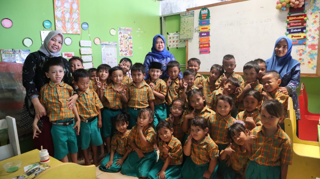 layanan pendidikan terakreditasi B dan izin NPSN 69827574, KB Anggrek mengimplementasikan kebijakan Pendidikan Karakter,