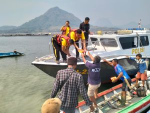 Sambil Patroli, Satpolairud Polres Purwakarta Berbagi Dengan Masyarakat