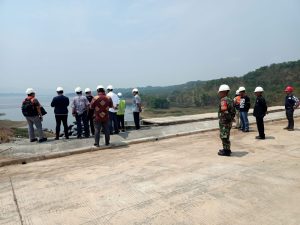 Polres Purwakarta Lakukan Pengamanan Kunjungan Deputi Kepresidenan dan Staf Mensesneg Ke Proyek PLTS Terapung