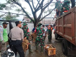 Kompak, TNI dan Polri Di Purwakarta Bersihkan Pasar Tradisional