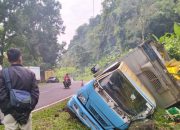 Truk telur terguling di Purwakarta