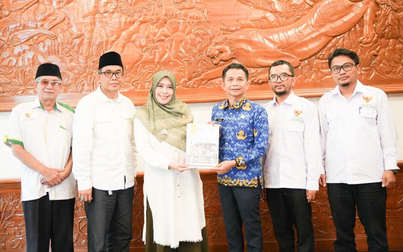 Bupati Purwakarta bersama Baznas Purwakarta. (Foto: Pemkab Purwakarta)