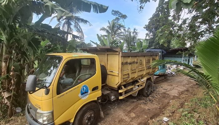 DLH Purwakarta Kerahkan Puluhan Armada Tangani Tumpukan Sampah di Mekarsari Darangdan