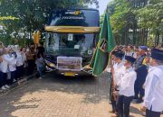 Bupati Purwakarta saat melepas calon jemaah Haji