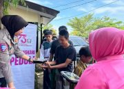 Pembagian nasi kotak oleh personel Polres Purwakarta