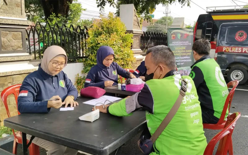Periksa kesehatan gratis pengemudi Ojol Purwakarta