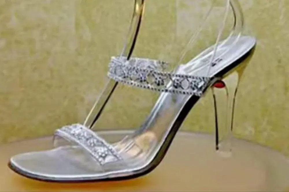 Intip 13 sepatu termahal di dunia dengan harga tembus Rp283 miliar. Dari material meteorit hingga ribuan berlian murni!